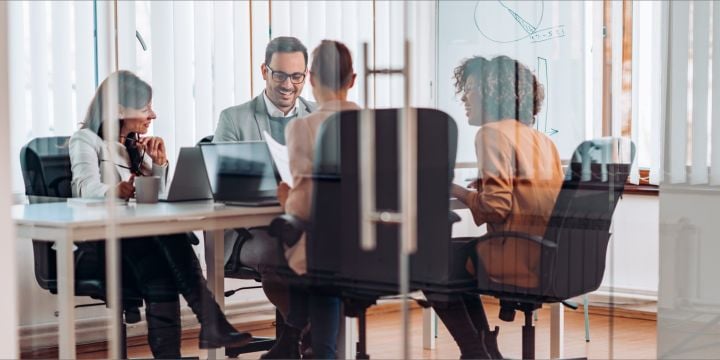 Sociabble-02-tablet-HD-Easy-Break-Communication-Silos-Workplace