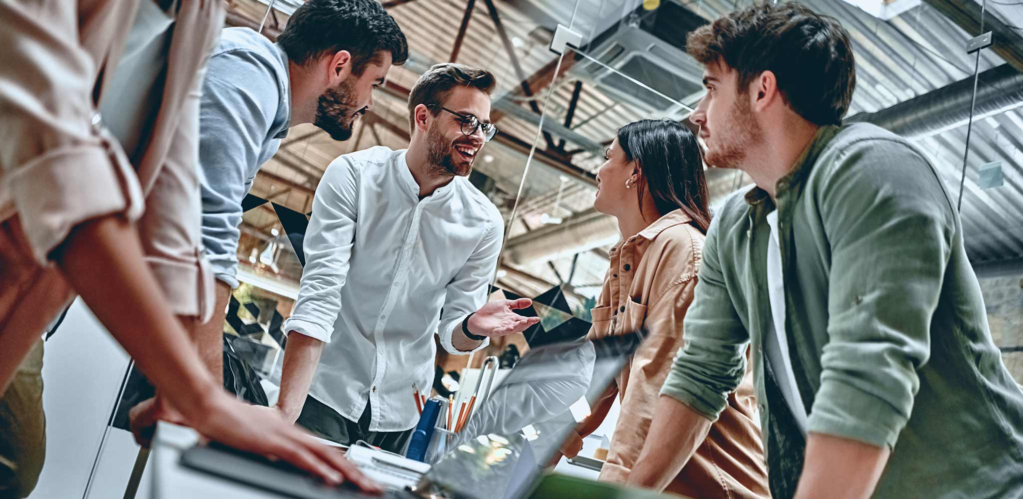Reconnaissance entre pairs : définition, avantages et impact