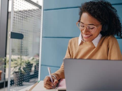 A woman taking notes in her agenda
