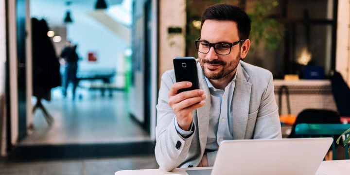 sociabble-tablet-retina-blog-Employee-Surveys-Connected-Engaged